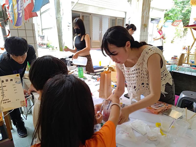孩童透過體驗活動，親手創作的同時認識左鎮的特色文化。