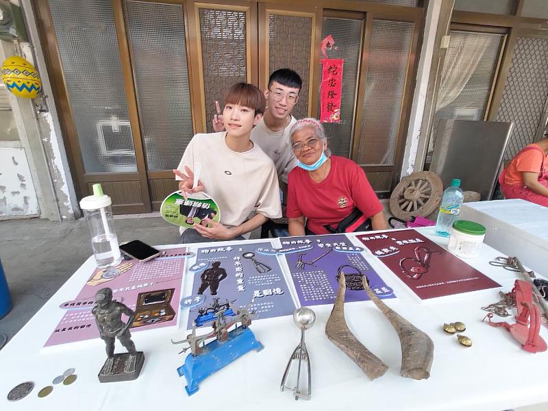 舊物展中學生與長輩一同展出舊物故事,以物喚起記憶。