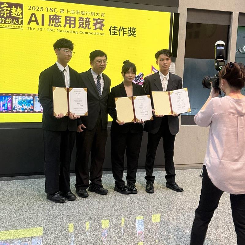長榮大學國企系學生與競賽總召集人合影