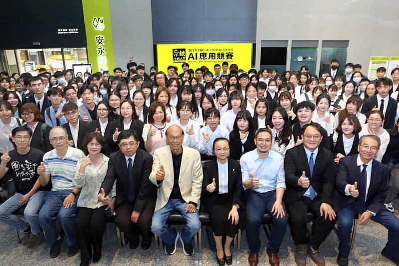 2025崇越行銷大賞主辦單位與參賽者合影
