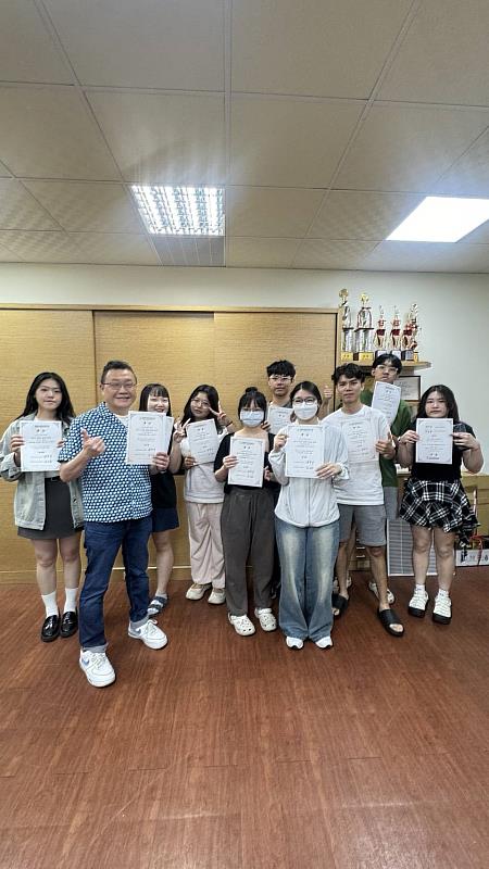 指導老師莊立民主任與參加2025崇越行銷大賞獲獎學生合影
