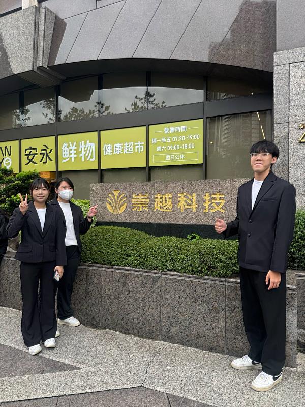 於崇越集團總部合影