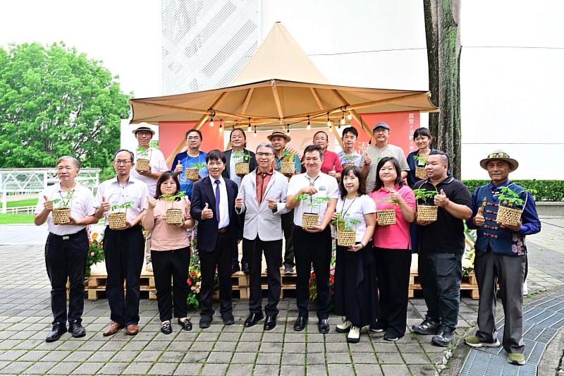 65工藝節開幕儀式透過象徵性的鳳凰樹漫活儀式,將佇立工藝中心70年的鳳凰老樹長出的新樹苗分送至工藝中心所屬各分館、基地及12家入選第一屆百大文化基地的工藝相關獲選單位,文化部主任秘書林宏義(前左4)、工藝中心主任陳殿禮(前左5)等與獲新樹苗的各單位代表共同合影留念。