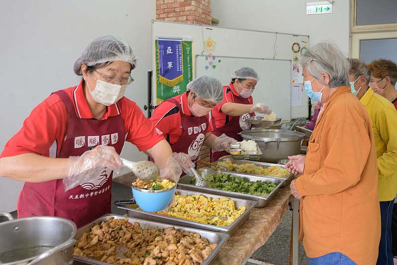 食堂長輩們排隊打餐