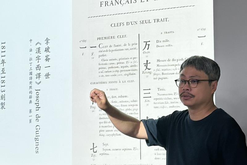 何佳興設計師南大講座談書法 探討當代設計中的實用價值