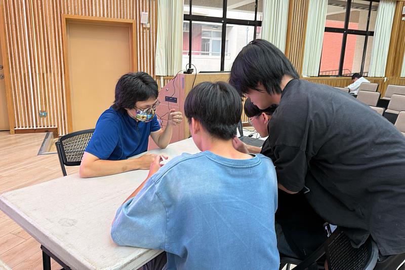 南大整合學術訓練與校外職場資源,除擴大實習職缺媒合範圍,也使參與企業類型與內容更貼近系所教學與學生職涯方向