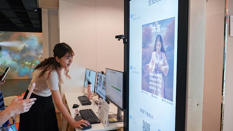 資策會數位轉型研究院「未來體驗創新實驗室」所研發的神仙變妝鏡，透過AI沉浸互動服務，提供消費者多元選項之個人化即時穿搭建議，為紡織服務業開啟轉型之門。
