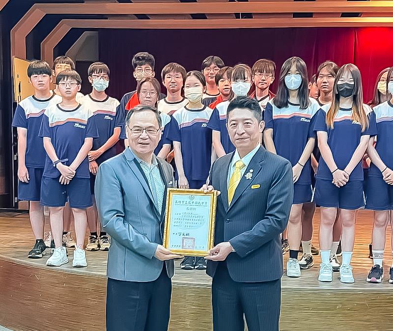 由鳳甲國中校長丁文祺(圖左)代表致贈感謝狀，由永慶不動產暨永義房屋高雄區榮譽會長葉誌螢(圖右)代表受贈。