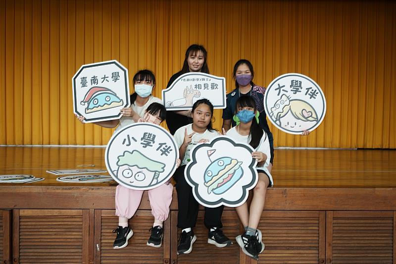 小學伴對首次見到臺南大學大學伴感到興奮不已，現場氣氛熱絡而溫馨