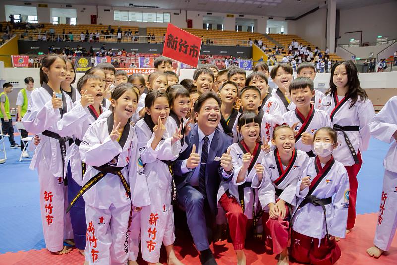 邱臣遠代理市長與新竹市代表隊合影
