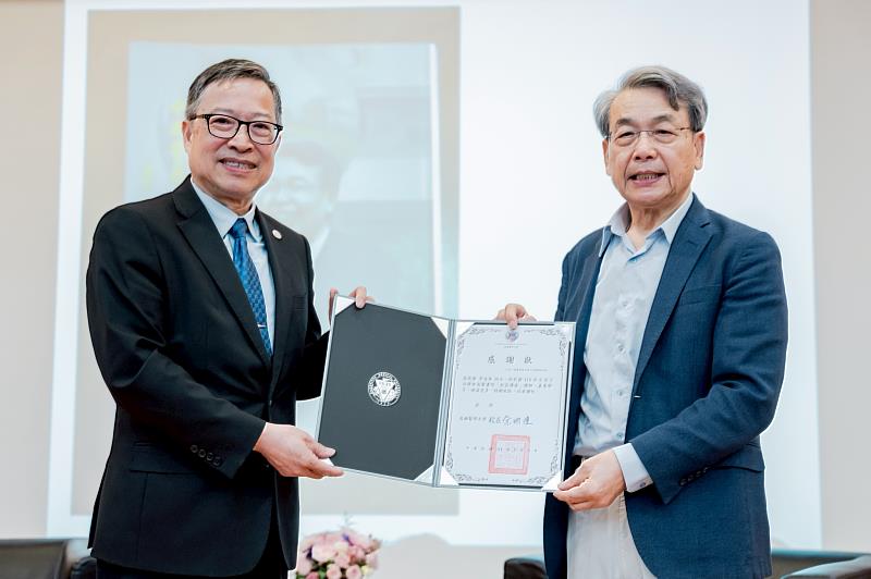 高雄醫學大學校長余明隆致贈感謝狀給李文華院士