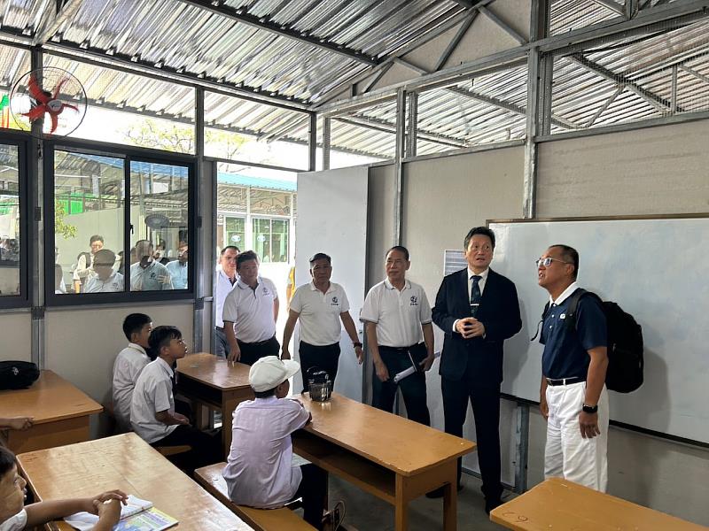 台灣慈濟基金會為曼德勒孔教學校四校區捐贈建構35間臨時教室、台資彩虹橋企業提供燈光設備與配線及台北經文處贊助輔助照明設備等。右一為慈濟志工張濟玄。