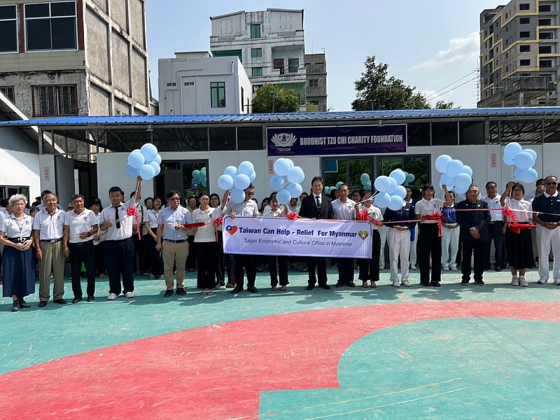周中興代表政府慰問且鼓勵師生,並強調提供國際人道援助、落實保僑護僑及協助僑校辦學是中華民國政府數十年來一貫的政策與目標,台灣公、私各界對緬甸地震災情業已提供價值超過100萬美元等值物資與現金,未來仍將繼續協助緬甸災後重建工作。
