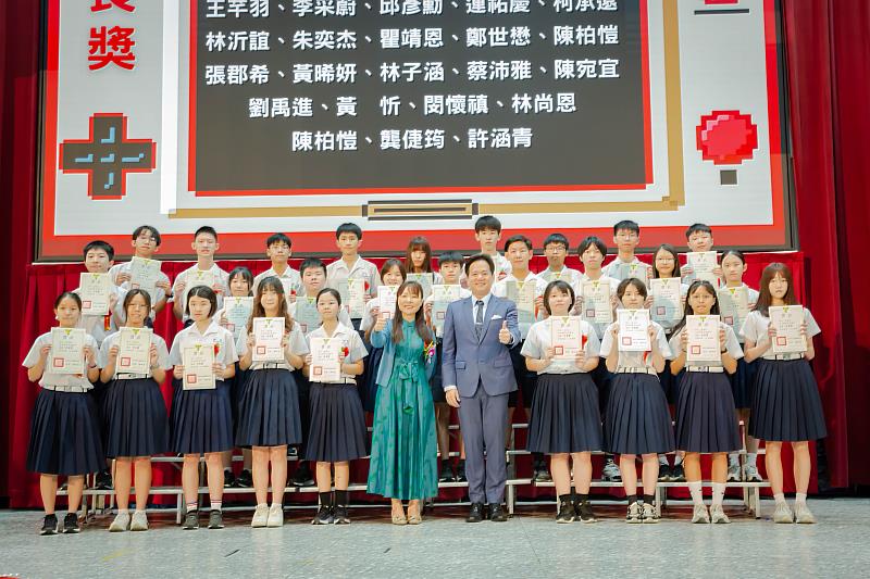 代理市長邱臣遠參加培英國中畢業典禮
