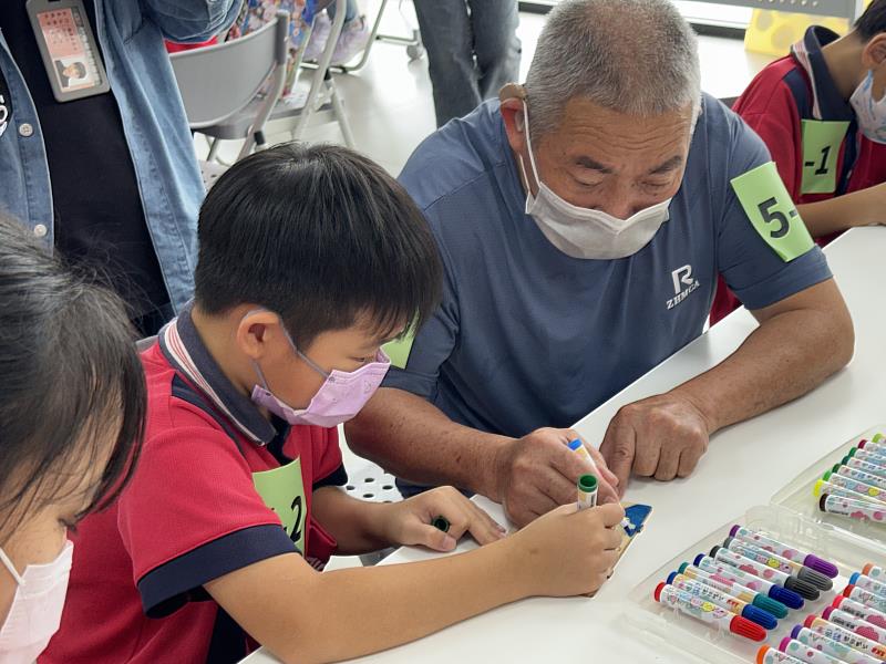 嘉縣長照向下扎根計畫邁入第4年，大崙國小學童走入日照中心與長輩共學-1