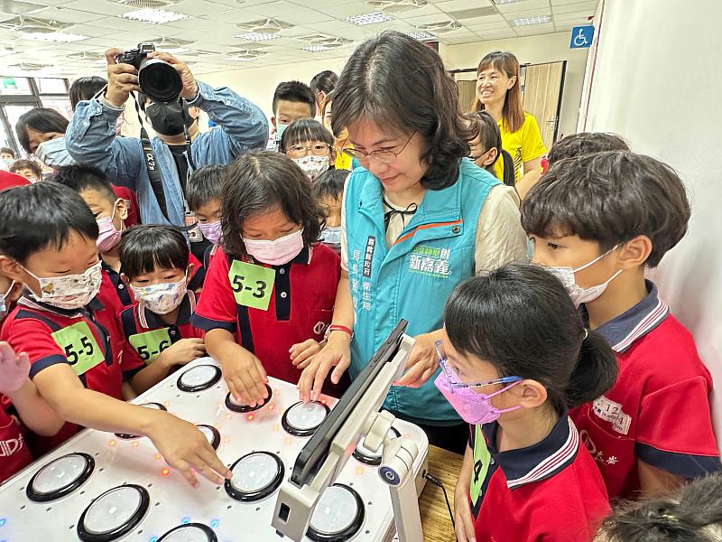 嘉縣長照向下扎根計畫邁入第4年，大崙國小學童走入日照中心與長輩共學-2
