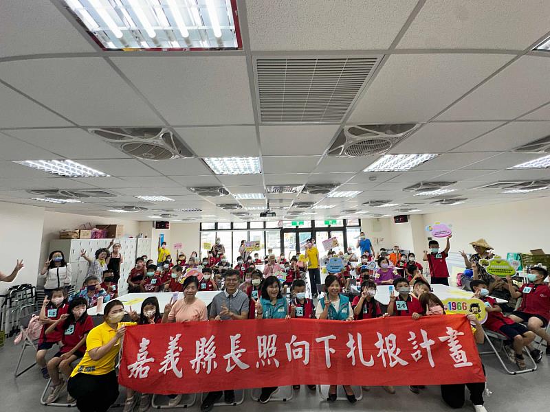 嘉縣長照向下扎根計畫邁入第4年，大崙國小學童走入日照中心與長輩共學-3