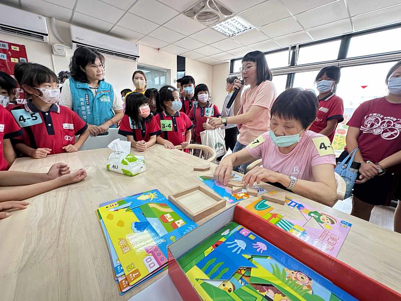 嘉縣長照向下扎根計畫邁入第4年，大崙國小學童走入日照中心與長輩共學-4