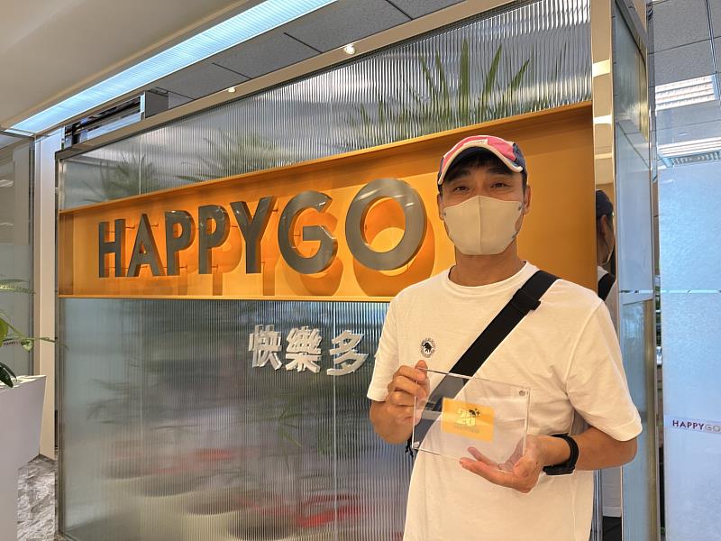 日前推出的「黃金HAPPY GO卡」活動引發近十萬人參與，幸運得獎者張先生更遠從花蓮前來領獎。
