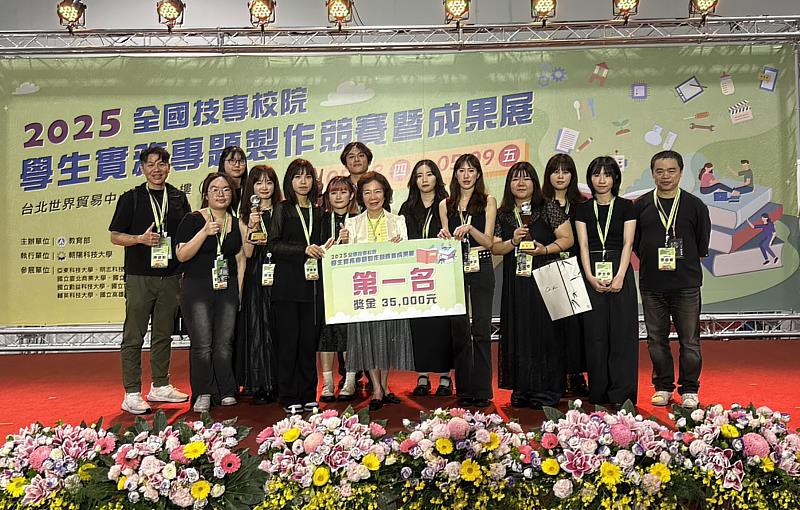 教育部技職司楊玉惠司長與中國科大視傳系獲獎團隊合影 (照片/中國科大提供)