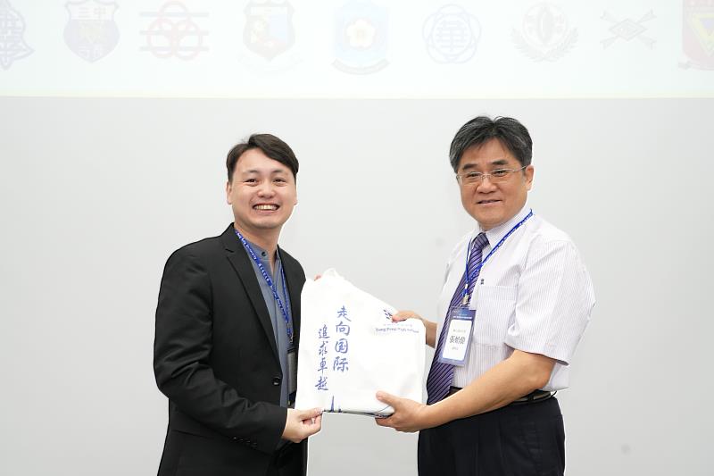 成大副校長張始偉（右）熱烈歡迎「大馬校長交流團」訪團蒞臨並代表簽署合約，會後依序與訪團代表合影