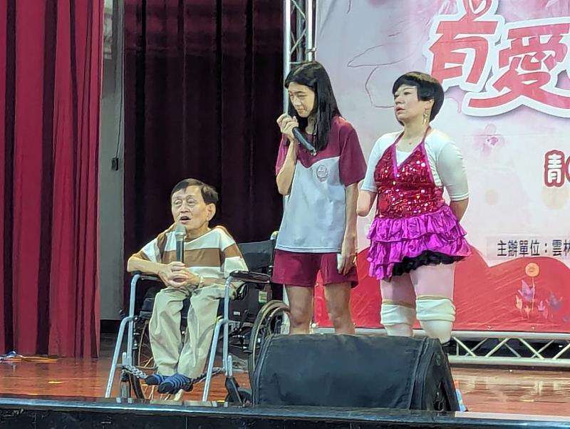 斗六國中上台與表演者互動