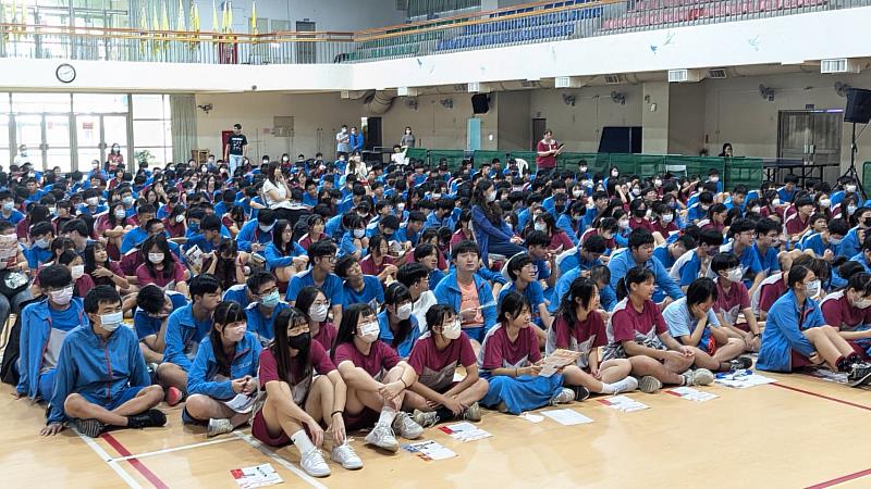 台下師生認真觀賞