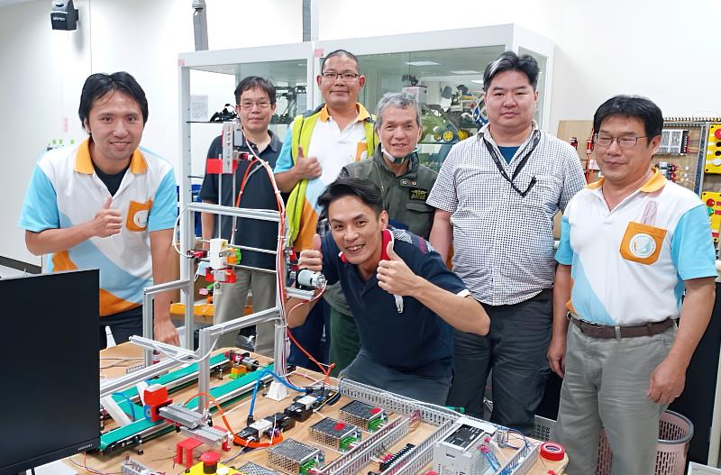 資深傳統機械技師阿鍾 (左3)參加北分署五股職業訓練場智動化與機械手臂班訓練實況