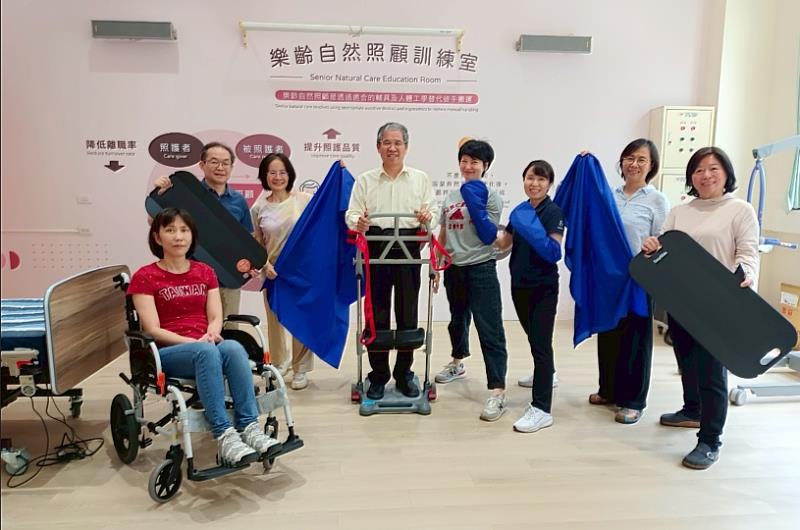 在王華娟副總（右三）的培訓指導下，樂齡系師資齊力升級自然照顧技術，順利通過考試取得證照。