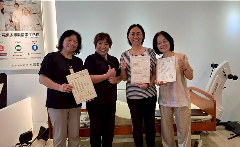 樂齡系黃淑鈴（左一）、申玉微學務長（右二）及魏敏慧（右一）等3位老師順利通過考試，特別感謝下元佳子老師（左二）的認真考評與講解。