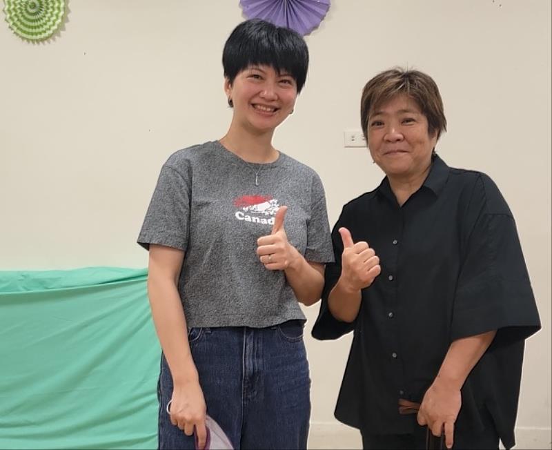 樂齡系余易旂老師（左）順利考取證照，成為系上的培訓種子教師。右為日本NPO自然照顧協會主考官下元佳子理事長。