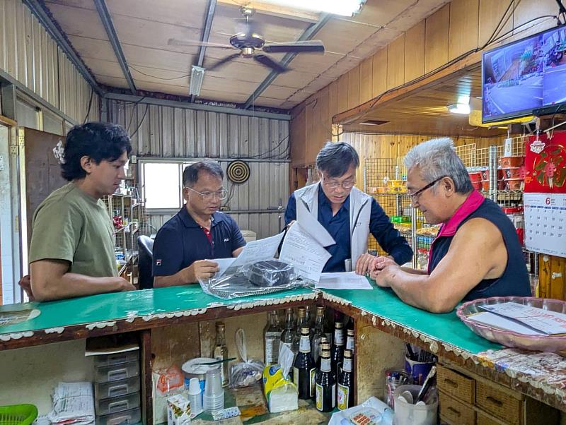 向店主說明「保育優萬獸」改良式獵具換發兌換購物金方式