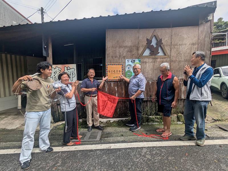 林業保育署嘉義分署李定忠分署長5日至嘉義縣阿里山鄉樂野村陽昇雜貨舖進行「保育優萬獸」保育據點揭牌
