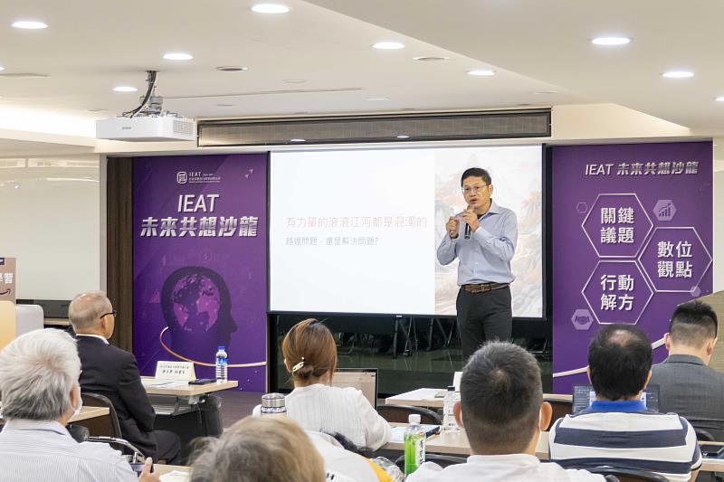 圖說：台科大資訊管理系特聘教授盧希鵬解析對等關稅時代的供應鏈韌性作法