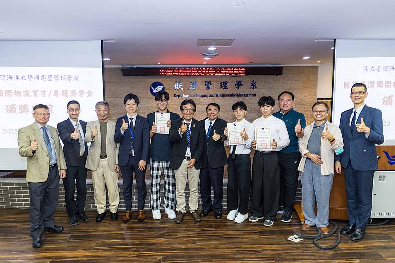 獲得NX臺灣國際物流「We Find the way 育才助學金」的同學與師長貴賓們合影