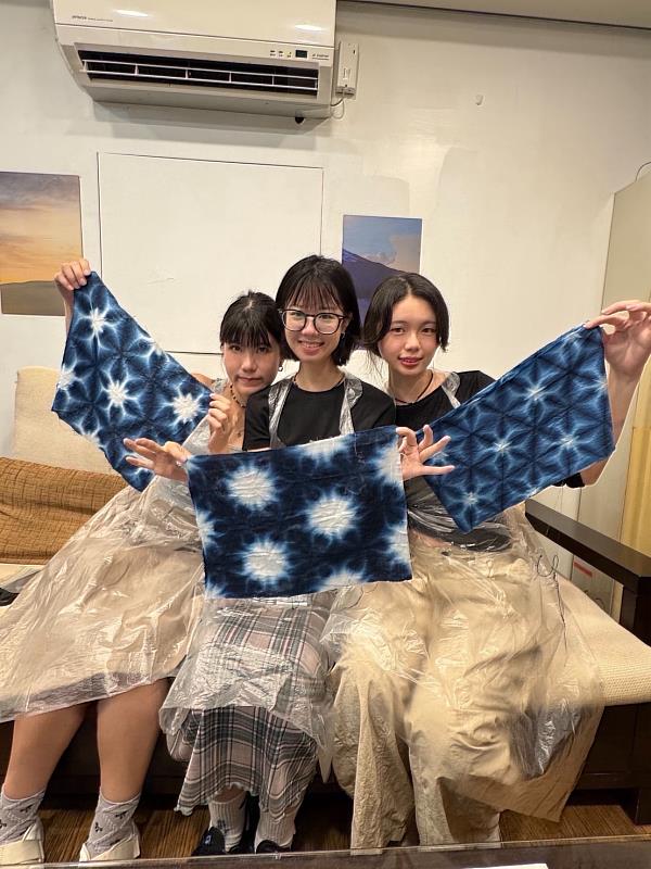 世新大學和服研究社學生的藍染作品媲美市售品。（世新大學提供）