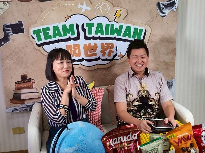 國合會駐印尼技術團王國恩技師化身零食外交大使，帶來印尼在地美味，和主持人上演即興吃播秀，邊吃邊爆料駐外趣事！