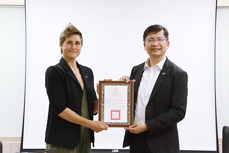 矽谷Ripple Impact Fund選定國立高雄科技大學為台灣的第一所夥伴學校，捐贈美金10萬元提供高科大資管系進行區塊鏈應用之學術研救。昨(5)日資深總監Lauren Weymouth (圖左) 親赴高科大了解相關受基金所贊助的研究成果，高科大副校長李嘉紘 (圖右) 代表接待。