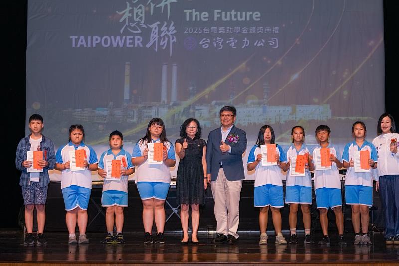 台電今日串聯全國20座電廠聯合頒發獎助學金，主場通霄電廠回饋在地學子近千人，合計發出近600萬獎助學金。現場由台電董事長曾文生（中右）及苗栗縣副縣長邱俐俐（中左）等貴賓共同頒獎，鼓勵獲獎學子。