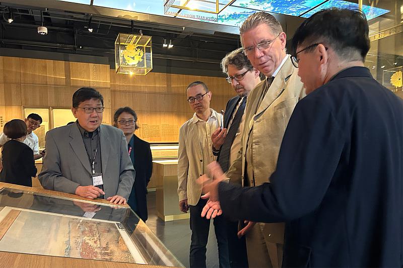 臺博館館長陳登欽向柏林民族學博物館館長寇赫(右2)、副館長馮波瑟(右3)、國立政治大學歐洲臺灣史料研究中心主任姚紹基(右4)介紹臺博館展品。