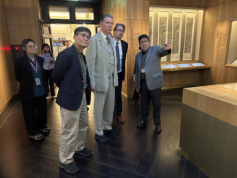 臺博館副研究員李子寧(右1)介紹「浮生‧臺灣」人文常設展廳