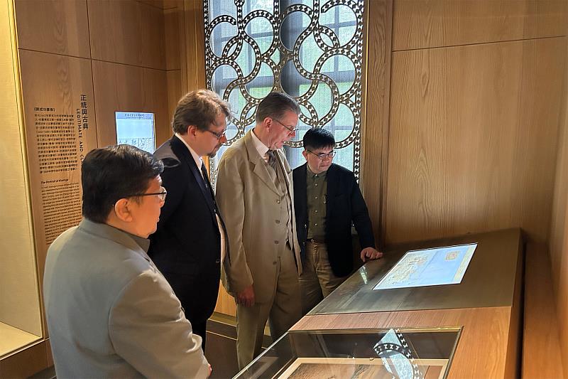臺博館館長陳登欽向柏林民族學博物館館長寇赫（右2）、副館長馮波瑟（右3）介紹臺博館展品。