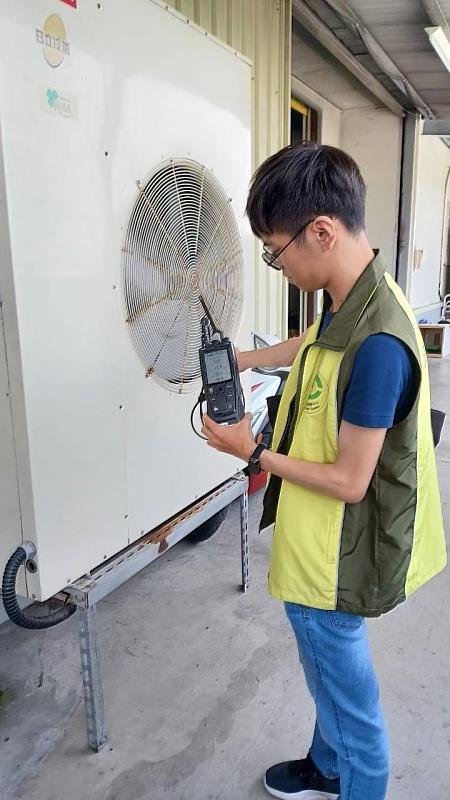 研究生王奕寰測量空調設備用電量及排風溫度