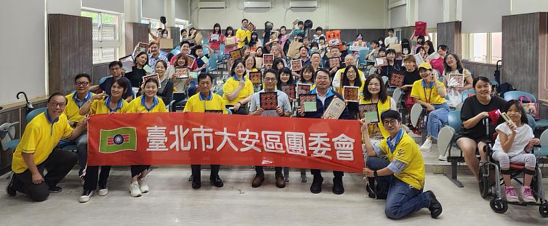 「愛・分享」聚光計畫 頒贈禮物儀式，圓滿落幕。