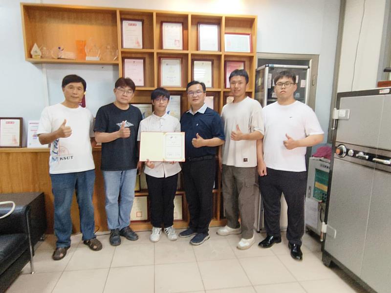 崑大資管系林文暉老師(左起)、曾生元主任、李皓銓、王平老師、謝念祖、陳啟豪合影