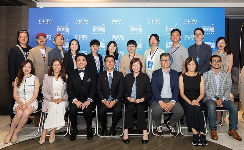 第 21 屆 KEEP WALKING 夢想資助計畫得主揭曉!10位得主(後排)與授獎嘉賓(前排左起)帝亞吉歐台灣法律顧問徐穆儀、帝亞吉歐台灣行銷總監張光慈、文化大學永續創新學院院長方元沂、台灣帝亞吉歐總經理梁殷禎、國發會副主委高仙桂、天下雜誌永續會永續發展策略長熊毅晰、台灣好基金會董事暨執行長李應平、關鍵評論網內容長暨共同創辦人楊士範與(後排右一)帝亞吉歐台灣公共事務總監謝翠娟一同合影