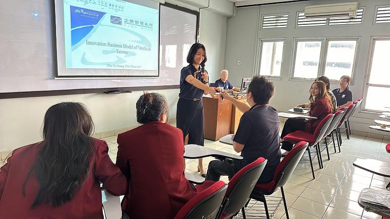 黃佳音於第13屆ICEBM國籍研討會中，以全英文口頭發表論文