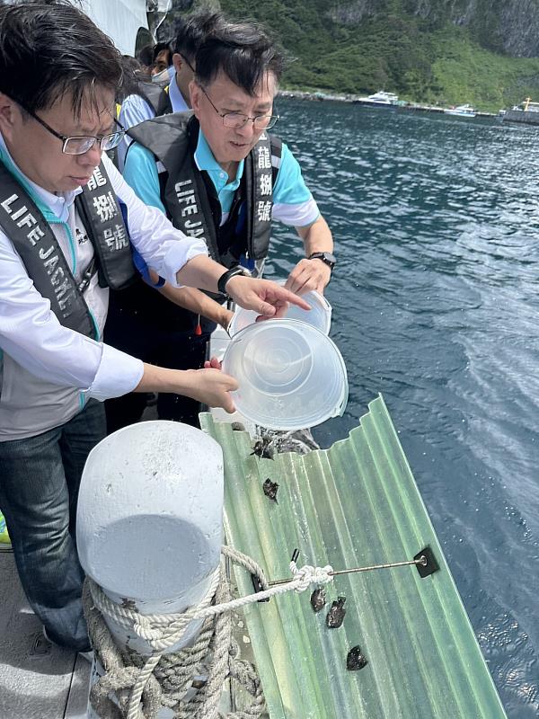 進行魚苗放流活動