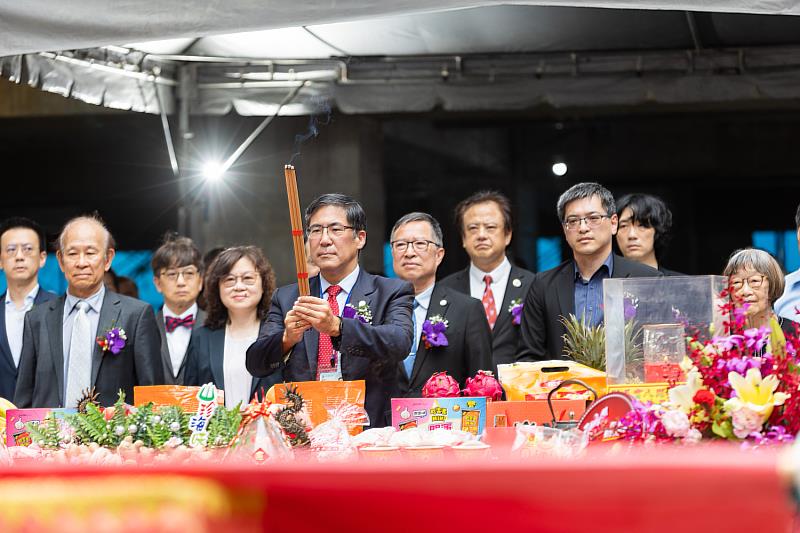 高雄醫學大學舉行國際學生宿舍興建工程上樑祈福典禮