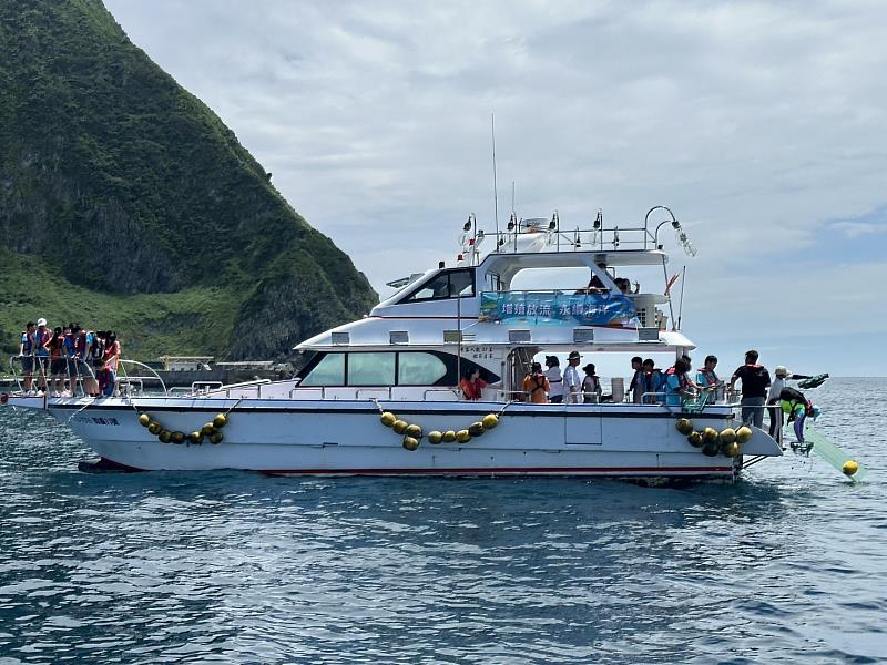農業部黃昭欽政務次長帶領銘傳國中、國立臺灣海洋大學附屬基隆海事高中同學及外籍船員代表登船，前往基隆嶼附近海域進行魚苗放流